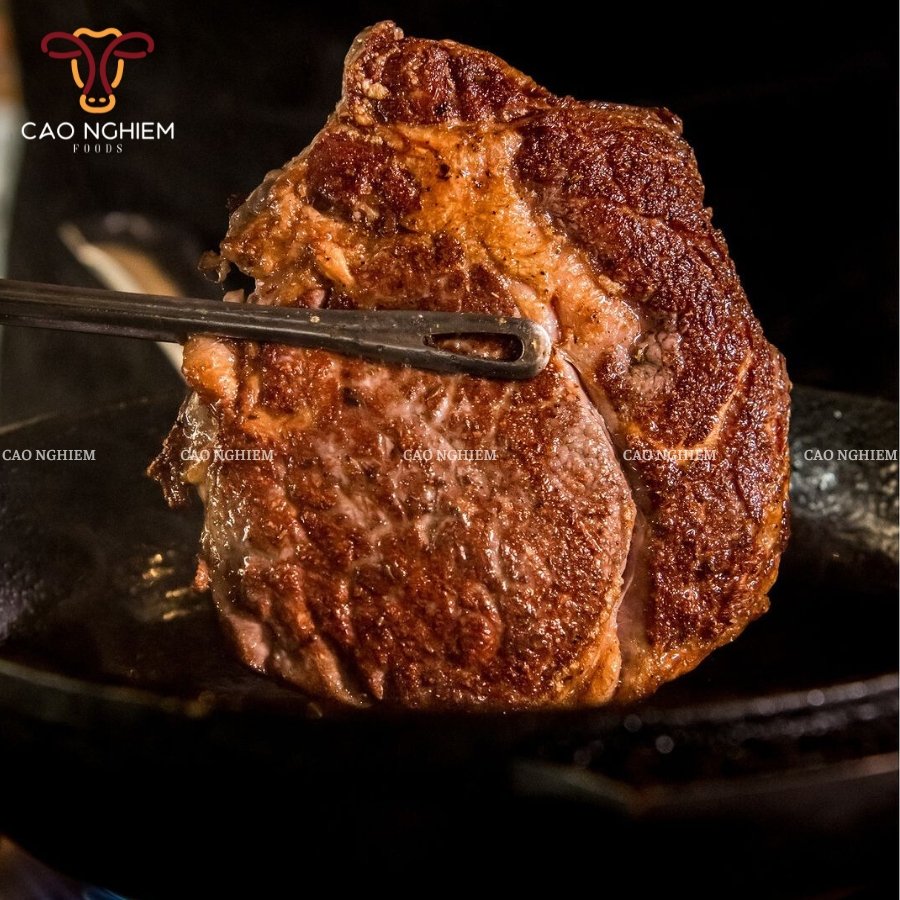 Thăn lưng bò áp chảo với độ chín vừa phải. hương vị đậm đà